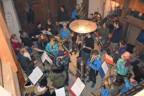 Das Jugendorchester beim Adventskranzverkauf 2018