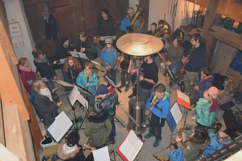 Das Jugendorchester beim Adventskranzverkauf 2018