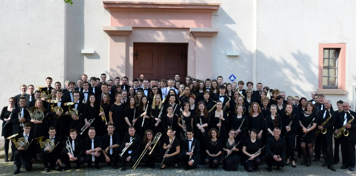 Das Verbandsjugendorchester Hochrhein mit dem Musikverein Wollbach vor der evangelischen Stadtkirche Kandern