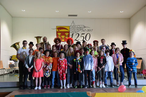 Das Jugendorchester und das Vorstufenorchester des Musikvereins Wollbach im Mai 2015 Das Jugendorchester und das Vorstufenorchester des Musikvereins Wollbach im Mai 2015